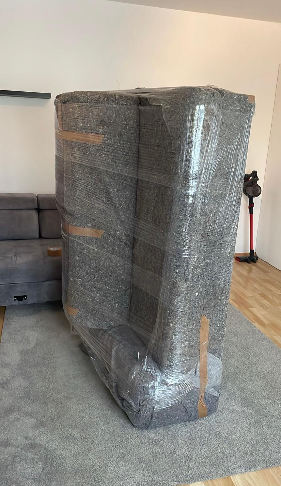 Umzugskartons und geschützte Möbel im Laderaum