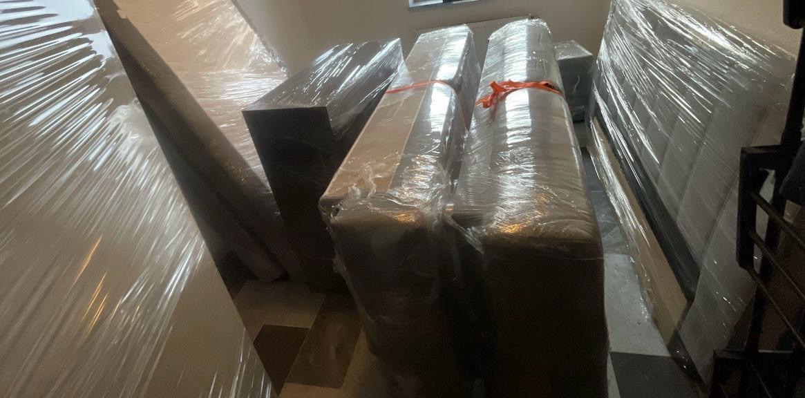 Mit Decken und Folie gesichertes Möbelstück im Wohnraum