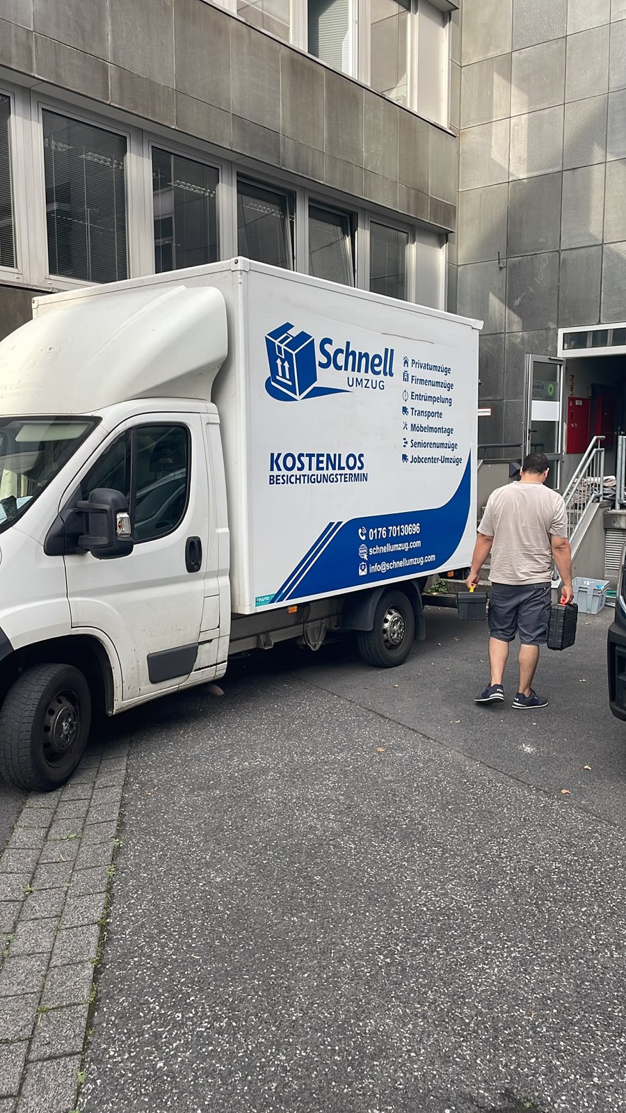 Umzugswagen von Schnell Umzug im Einsatz vor einem Gebäude